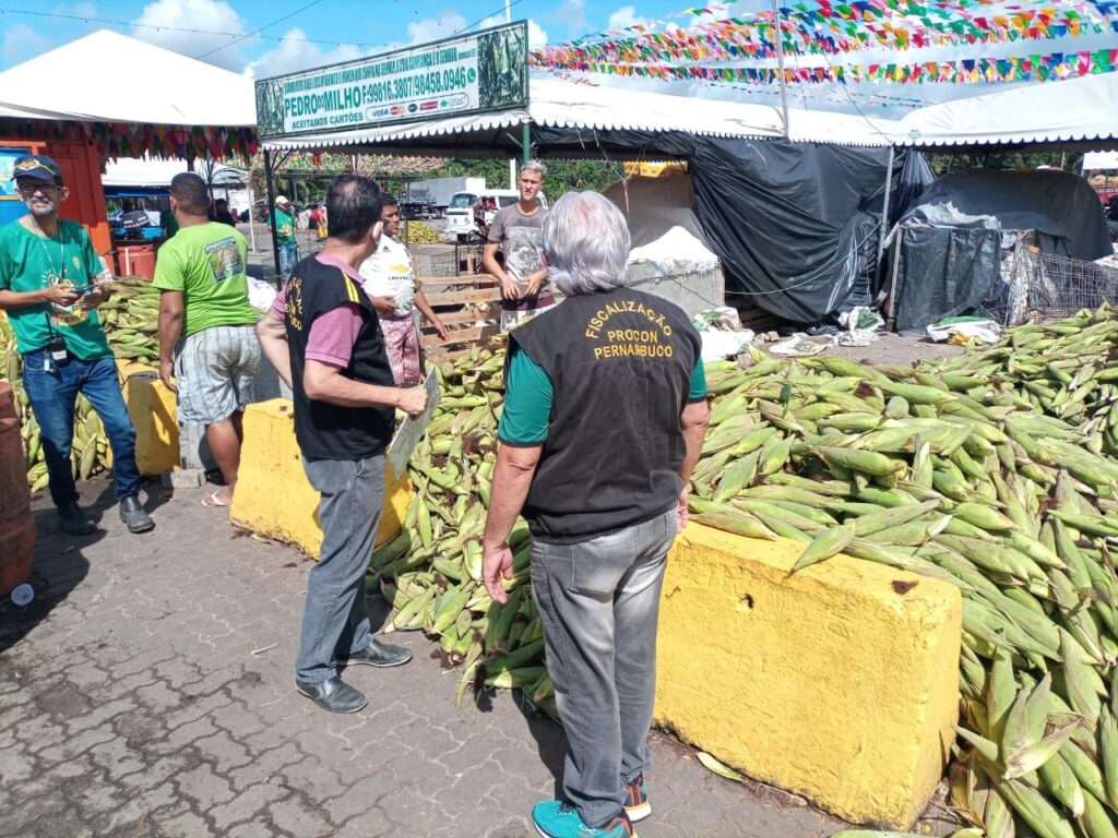 Fiscais do Procon/PE fazem pesquisa sobre o preço do milho