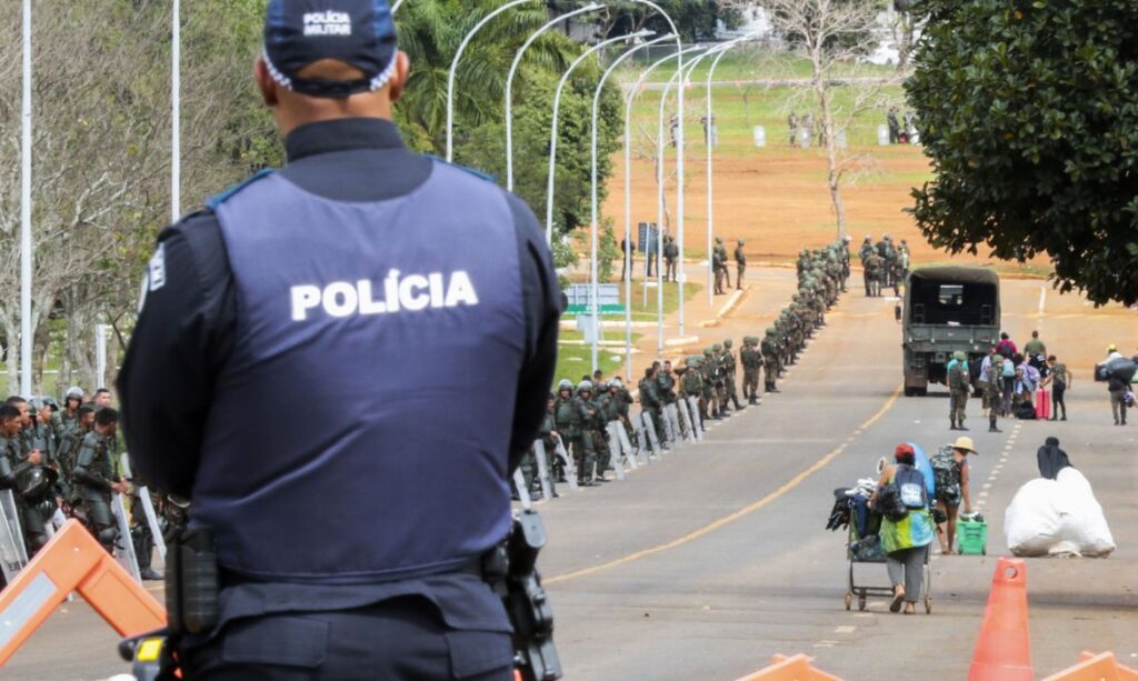 Polícia e Exército se concentram na frente do QG do Exército para desmobilizar acampamento. 