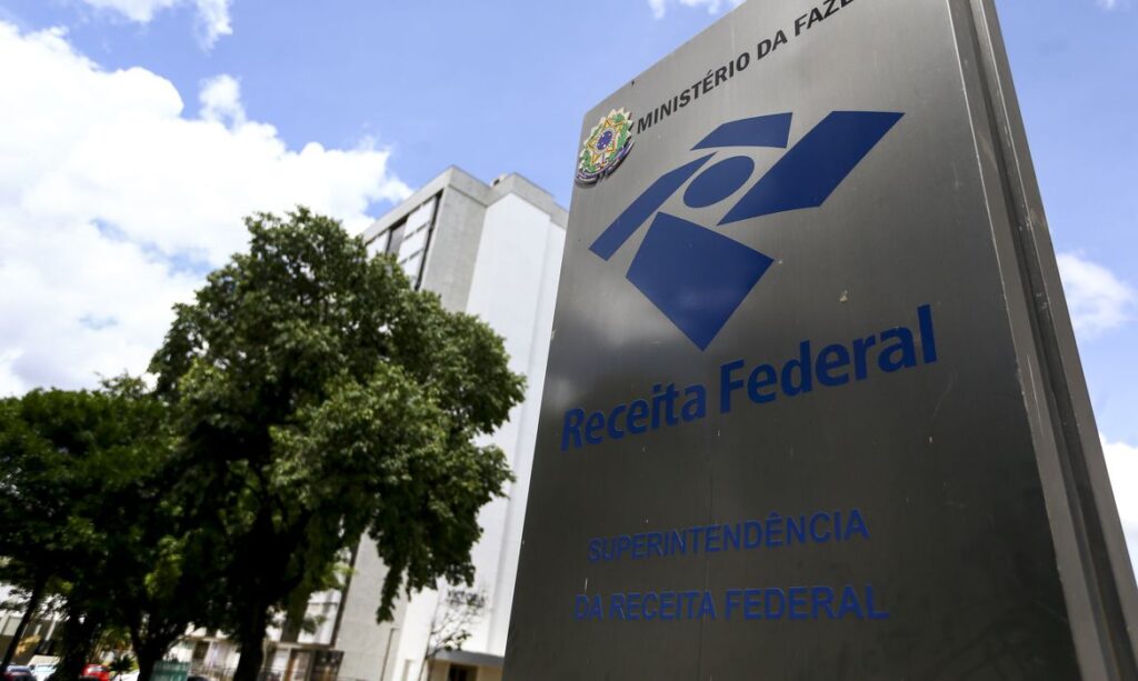 A Receita Federal credita, nesta terça-feira (28), R$ 250 milhões nas contas de contribuintes do lote residual de restituições do Imposto de Renda Pessoa Física (IRPF) de fevereiro de 2023