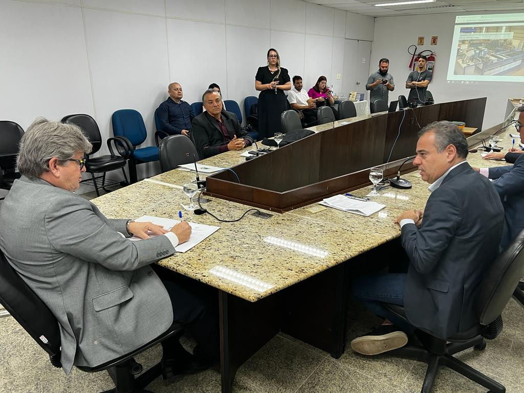 Governador João Azevedo (PSB) recebeu o correligionário e superintendente da Sudene, Danilo Cabral (PSB). Foto: Agnelo Câmara/ASCOM Sudene