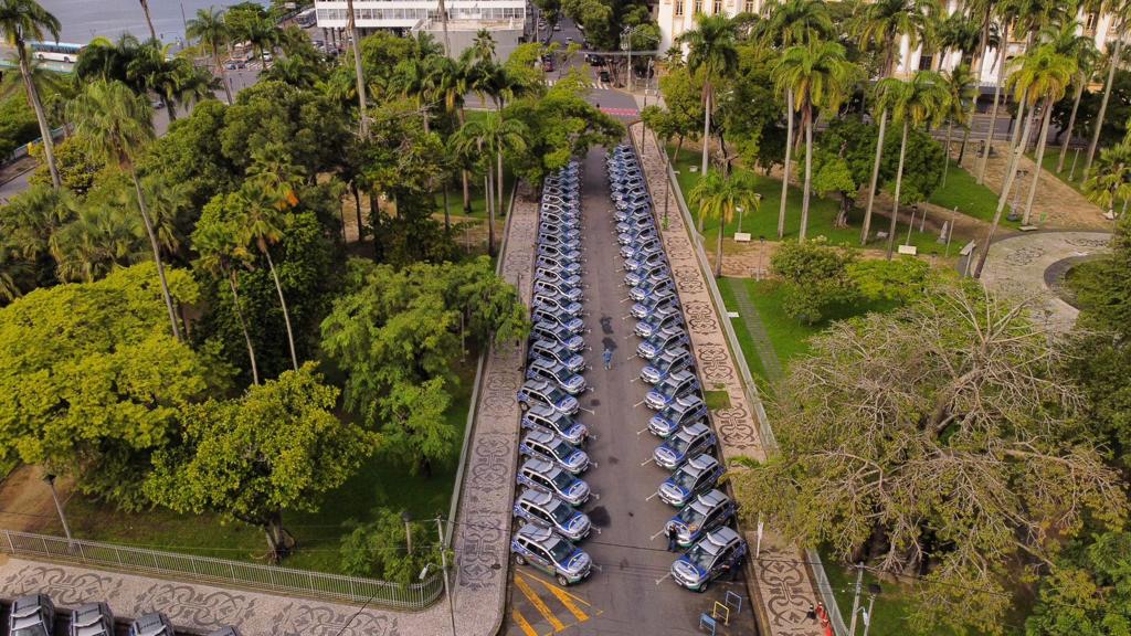  A chefe do Executivo estadual entregou as chaves dos veículos e os coletes aos policiais militares, durante solenidade no Palácio do Campo das Princesas.
