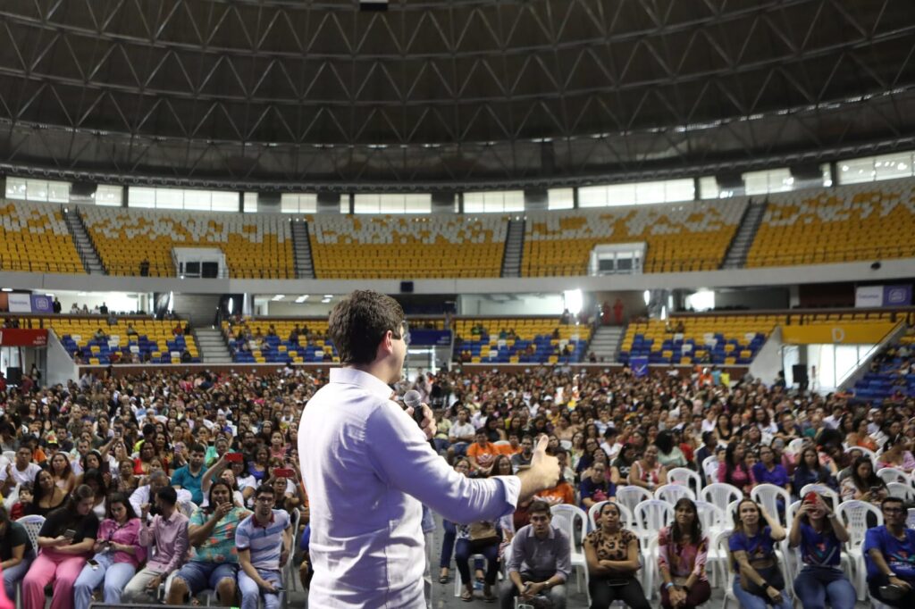 De fevereiro a junho, foram ofertados 100 cursos nas áreas de indústria, beleza e estética, alimentação, administração, marketing digital e outros, através do Programa Qualifica Recife. Prefeito João Campos fez a entrega de certificados de formação em cerimônia no Geraldão