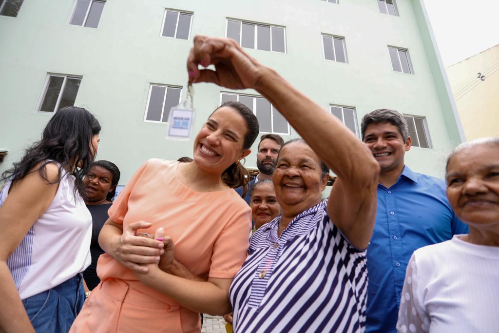Dona Maria de Lourdes recebeu a chave da governadora Raquel Lyra (PSDB) depois de uma espera de 17 anos. Foto: Miva Filho/Secom