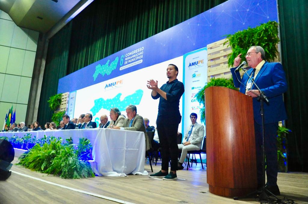 O presidente da Alepe, Álvaro Porto (PSDB), cobrou mobilização de todas as instâncias políticas em socorro às prefeituras. Foto: Lucas Patrício.