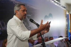 O governador do Ceará, Elmano de Freitas (PT), destacou o engajamento entre governo e empresas. Foto: Carlos Gibaja/Casa Civil.