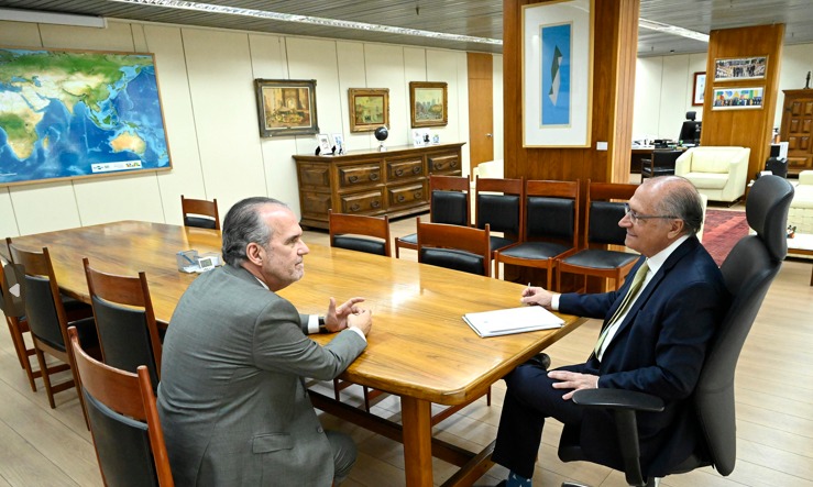 O vice-presidente Geraldo Alckmin (PSB) disse ao senador Fernando Dueire (MDB-PE) que o 'foco no Brasil, e no mundo é a transição energética'. Foto: Cadu Gomes/VPR.