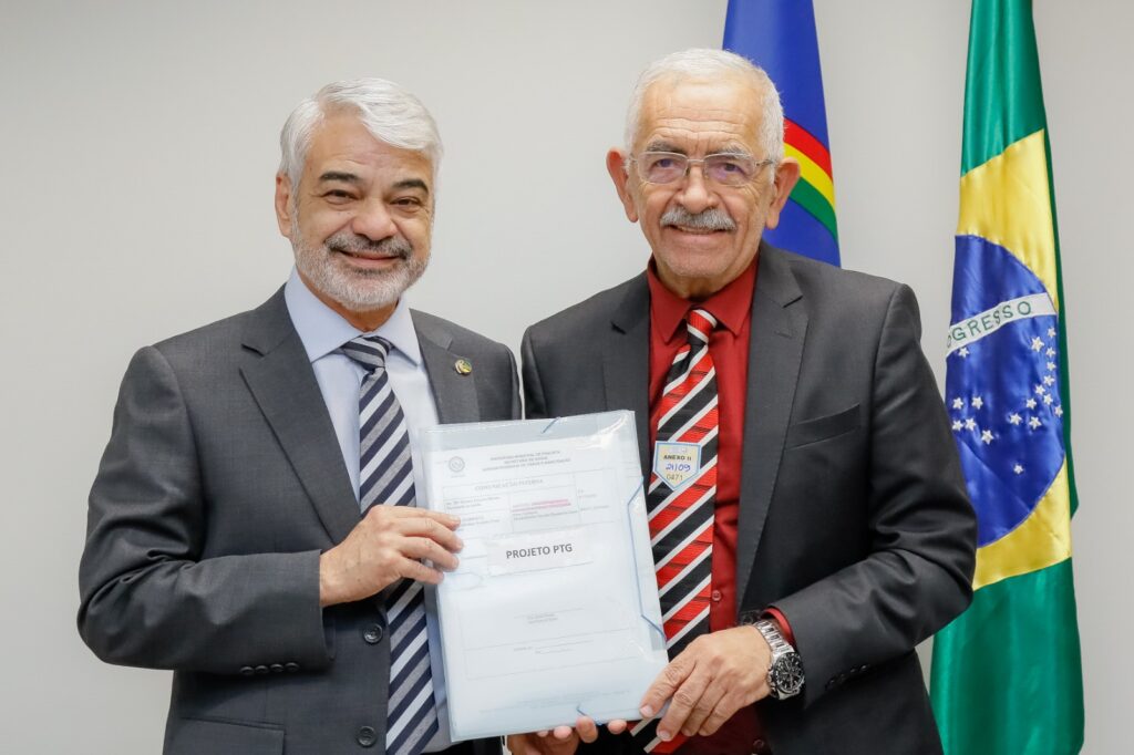 O senador Humberto Costa recebeu o prefeito de Paulista, Yves Ribeiro, no seu gabinete, em Brasília. Foto: Roberto Stuckert Filho. 