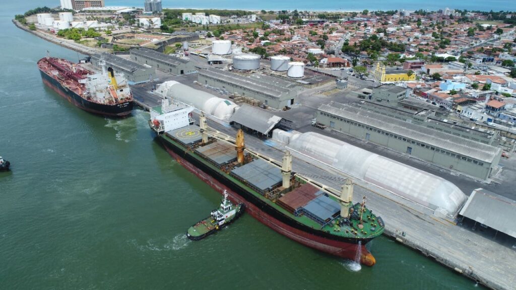 Exportação de açúcar está sendo iniciada no Porto de Cabedelo (PB) após 88 anos em que o ancoradouro paraibano, por limitações operacionais, esteve fora das rotas para o comércio da commodity
