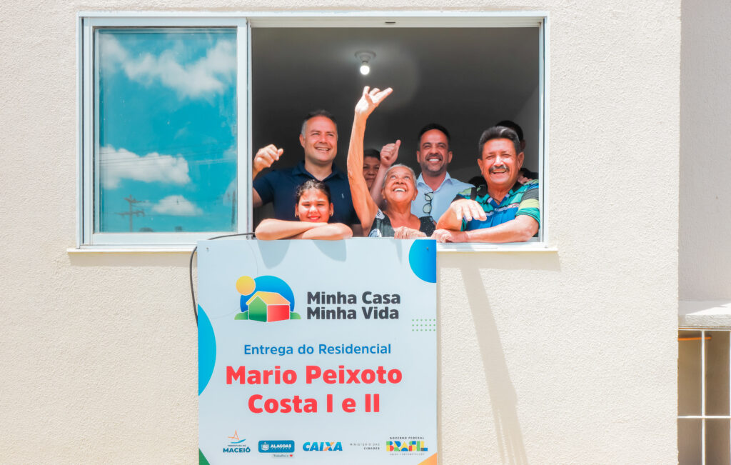O governador Paulo Dantas MDB) e o ministro Renan Filho (Transportes) participaram da entrega das chaves aos novos moradores do programa Minha Casa, Minha Vida. Foto: Thiago Santos/Setur. 