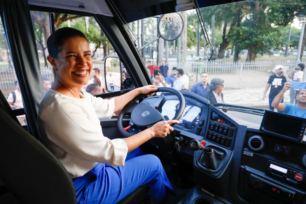 Foram 81 novos ônibus escolares para 75 municípios pernambucanos entregues pela governadora Raquel Lyra (PSDB). Foto: Miva Filho