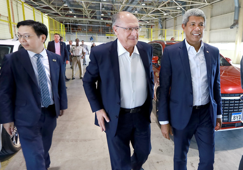 Carro elétrico no Brasil ganha tração com o lançamento da pedra fundamental da BYD, com a presença dos heads da companhia e o vice-presidente Geraldo Alckmin
