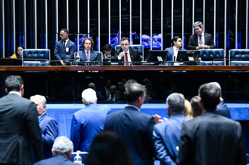 O relator, Veneziano Vital do Rêgo, e o presidente do Senado, Rodrigo Pacheco, na votação do projeto no Plenário. Foto: Agência Senado