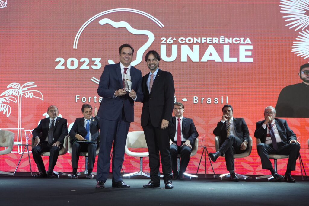 Evento também homenageou o presidente do Banco do Nordeste e ex-governador de Pernambuco, Paulo Câmara. Foto: Rogério Lima/Unale
