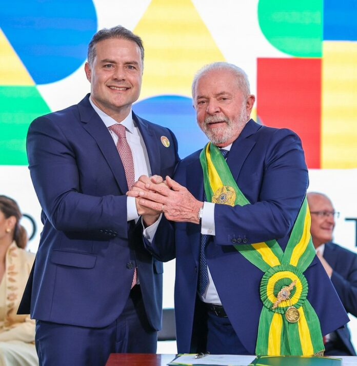 O ministro Renan Filho (Transportes) assina ao lado presidente Lula a tão esperada ordem de serviço para duplicação de 43,1 quilômetros da BR-423/PE. Foto: Ricardo Stuckert/PR