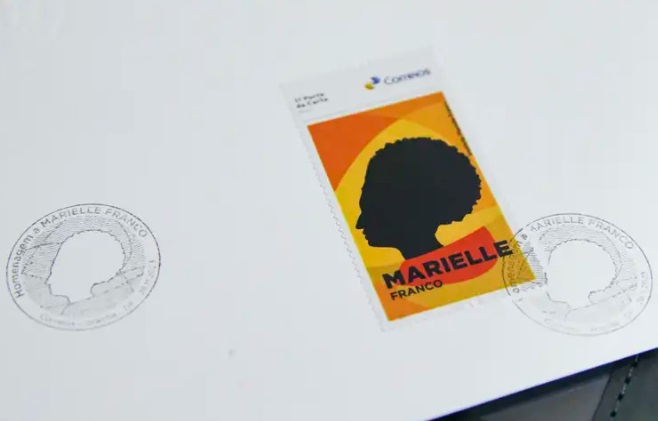 O selo postal Marielle Franco, proposto pela ministra da Igualdade Racial e irmã de Marielle, Anielle Franco. Foto: Marcelo Camargo/Agência Brasil