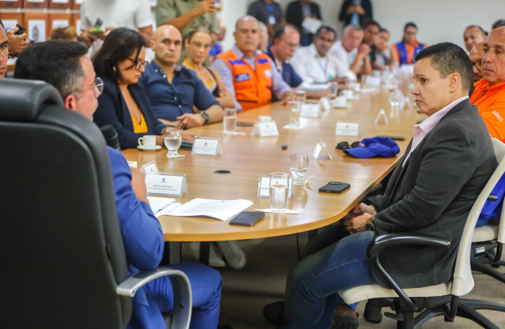 Equipe do governador Paulo Dantas esteve reunida ao lado de moradores dos bairros afetados. Foto: Thiago Sampaio/Agência Alagoas