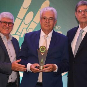 O troféu recebido pelo deputado Antônio Moraes é a principal premiação concedida pelo setor sucroenergético, promovida pelo Grupo ProCana Brasil. Foto: Leôncio Francisco