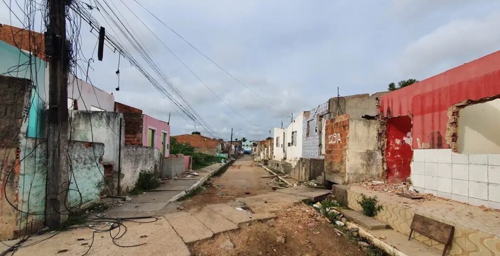 A medida atinge moradores e empreendedores dos bairros de Bebedouro, Bom Parto, Chã de Bebedouro, Mutange e Pinheiro e demais áreas afetadas pelo afundamento de solo. Foto: UFAL