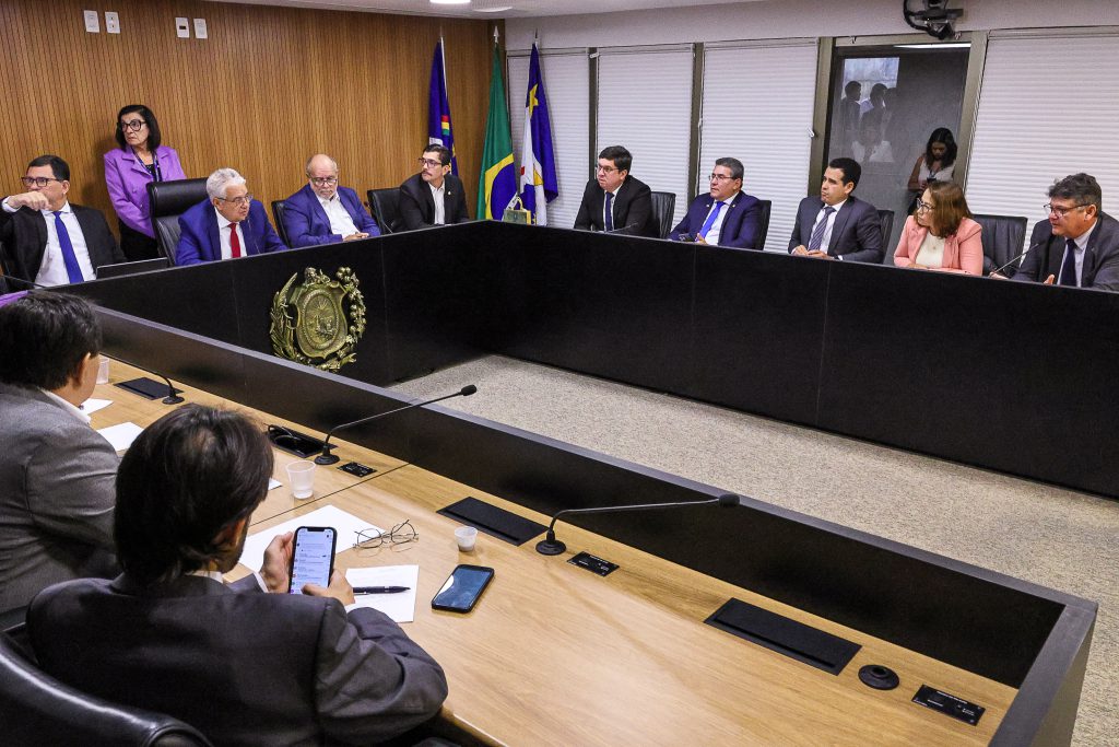 PACOTE – Mudança no Estatuto dos Servidores e concessão de bônus-livro foram acatados na Comissão de Justiça. Foto: Jarbas Araújo