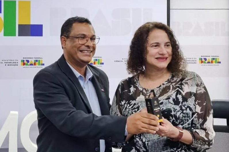 Bioeconomia em crescimento: presidente da Cooates entrega à ministra Luciana Santos produtos da cooperativa agroecológica, localizada em Barreiros (PE)