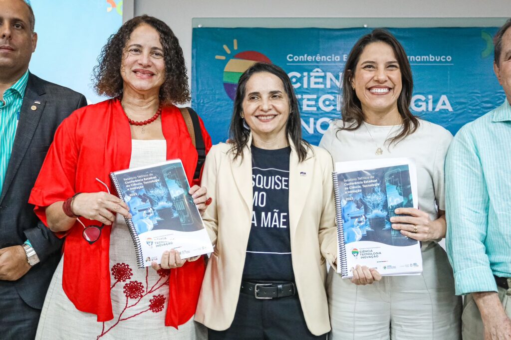 A entrega aconteceu durante a cerimônia de encerramento do evento, no auditório da Universidade Federal de Pernambuco (UFPE). Foto: Janaína Pepeu/Secom