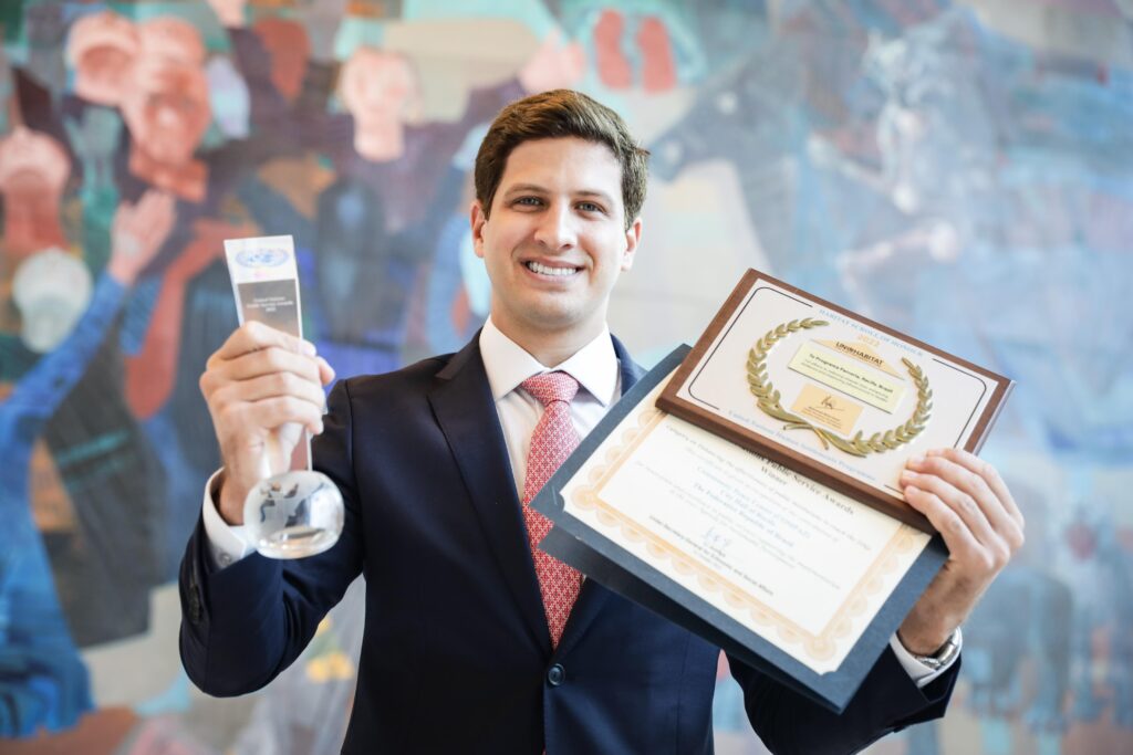 O prefeito do Recife, João Campos (PSB), recebeu o prêmio vencido pelo Compaz como iniciativa que melhor contempla os Objetivos de Desenvolvimento Sustentável (ODS) e excelência no serviço público. Foto: Rodolfo Loepert