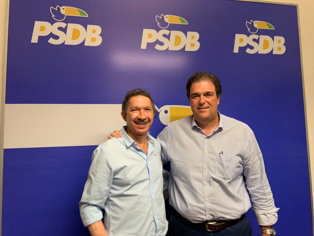 O atual prefeito e pré-candidato à reeleição em Carnaubeira da Penha, Elizinho (E), se filiou ao PSDB com a presença do presidente estadual do partido, Fred Loyo. Foto: Divulgação