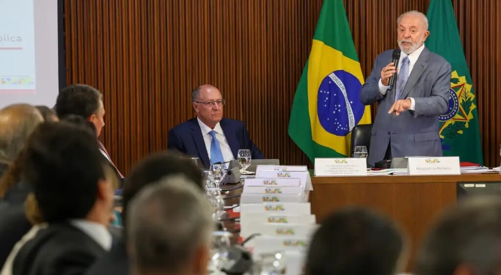 No encontro no Palácio do Planalto, Lula citou que muitos ministérios estavam com defasagem de servidores e que ainda não foi possível suprir toda a demanda de concursos público. Foto: Fábio Rodrigues Pozzebom/ Agência Brasil