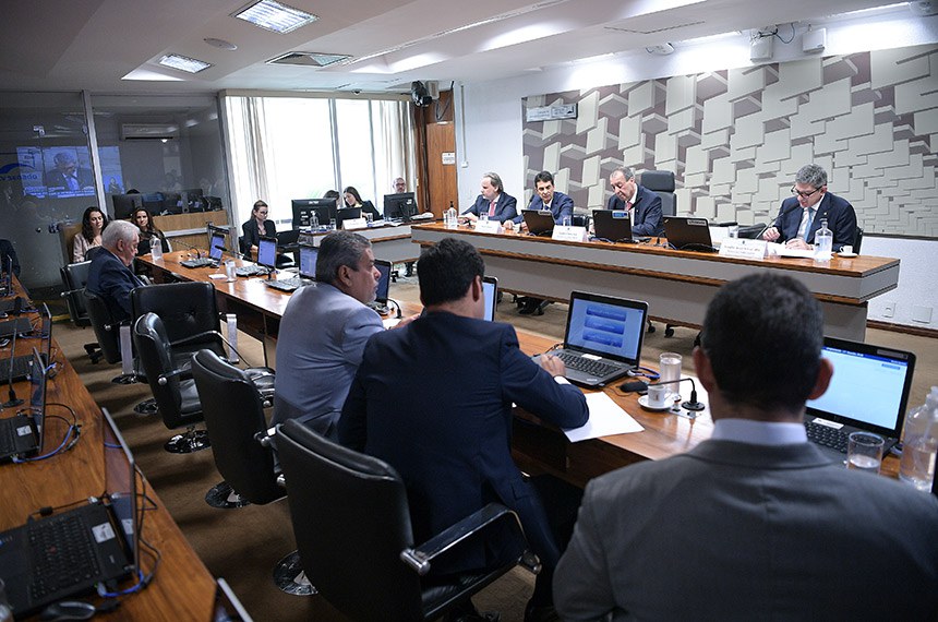 O presidente da CPI da Braskem,, Omar Aziz (2º à dir. na mesa), entre Arantes (2º à esq.) e o relator, Rogério Carvalho (D)