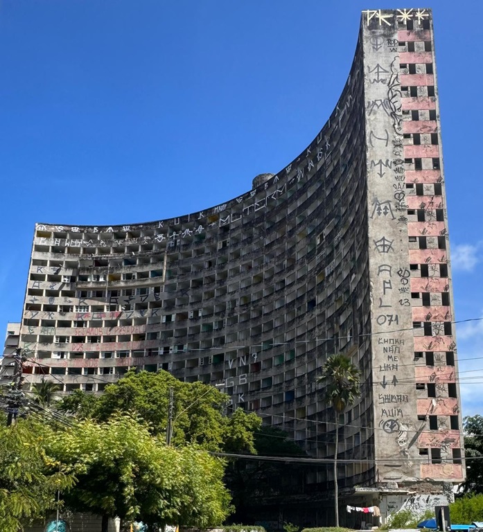 O edifício Holiday foi se deteriorando ao longo dos anos, até ser desocupado em 2019 Foto: Divulgação