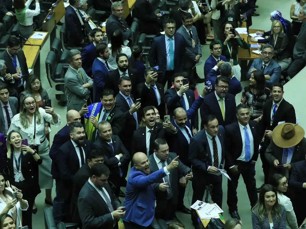 Parte dos deputados festejam a manutenção do veto de Bolsonaro à lei que punia fake news Foto: Lula Marques/Agência Brasil
