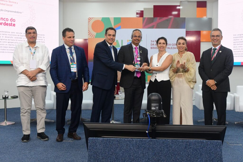 Presidente do BNB, Paulo Câmara, e a diretora de Administração, Ana Teresa Barbosa, receberam troféu na 54ª assembleia da Alide