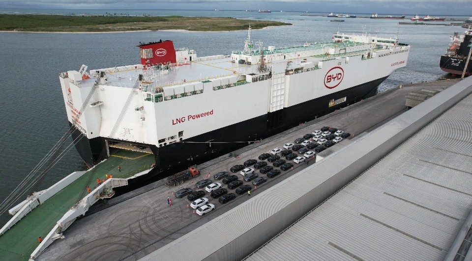 Carros da BYD chegam a Suape no navio Explorer