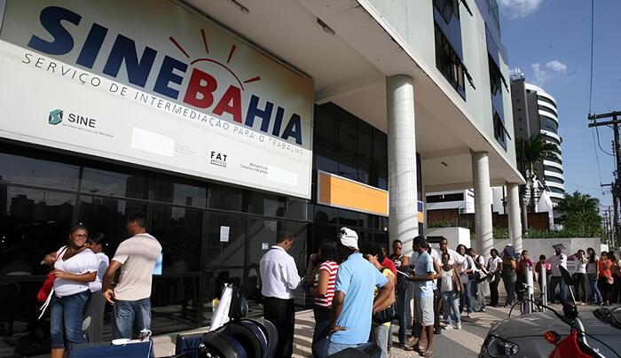 Desemprego: fila em unidade do Sine na Bahia