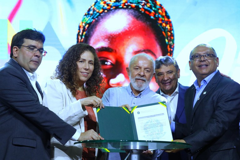 Presidente Lula e ministra Esther Dweck participaram, nesta sexta-feira (21), do ato de destinação de áreas da União para o Porto Piauí