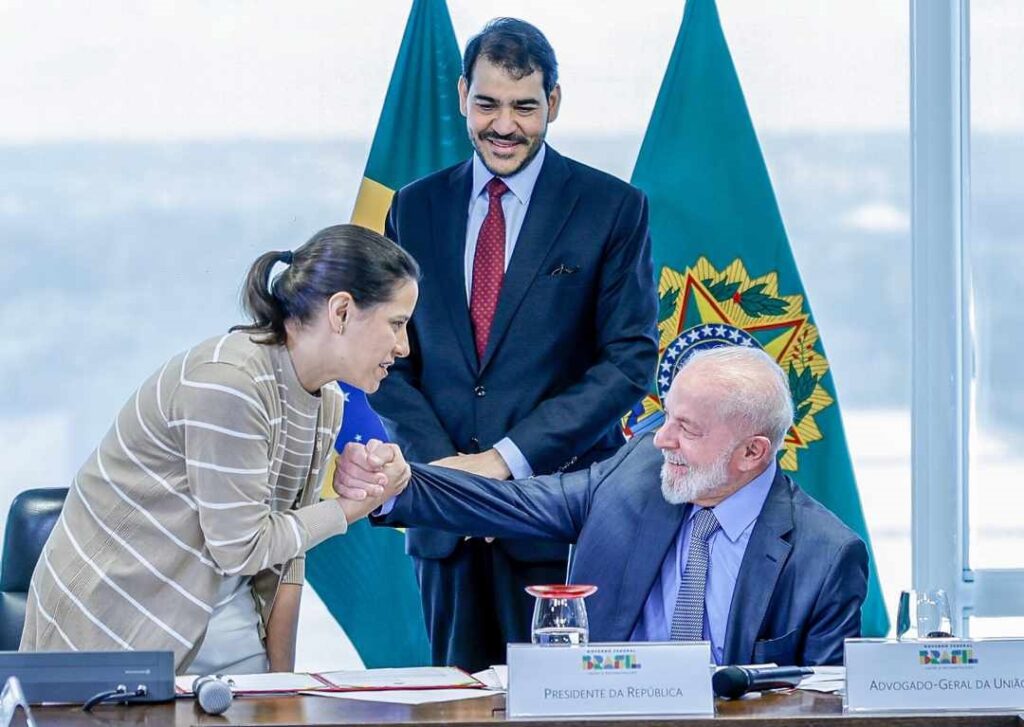 A governadora Raquel Lyra e o presidente Lula celebram a assinatura do acordo para prédios-caixão Foto: Ricardo Stuckert/PR