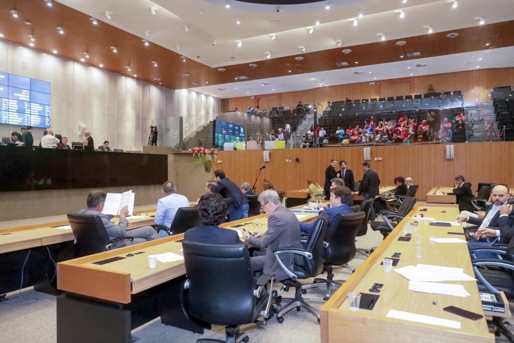 Na última sessão do semestre na Alepe, os deputados votaram dois projetos do Governo que previam reajustes salariais Foto: Amaro Lima/Alepe