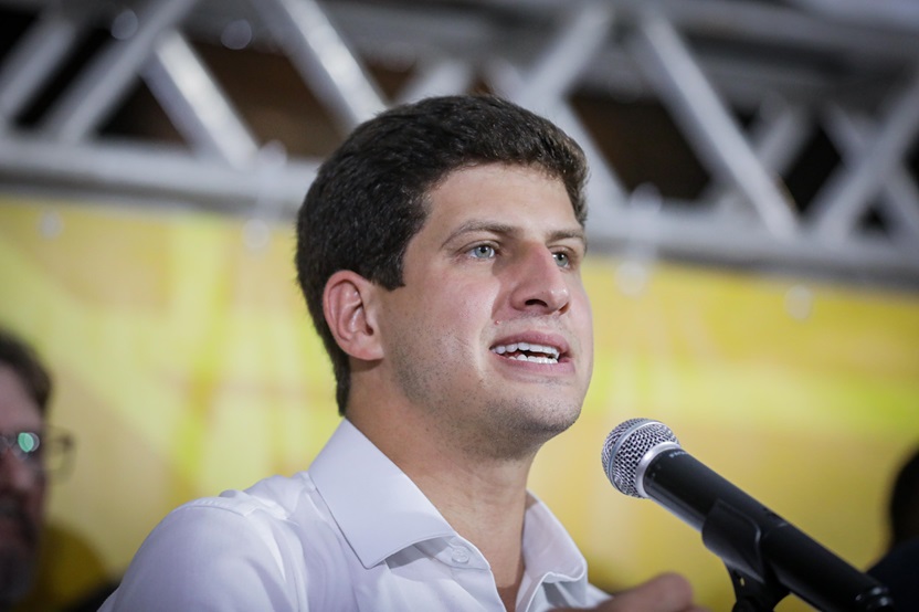 O prefeito e candidato à reeleição, João Campos, teria, segundo o Datalho, três de qcada quatro votos Foto: Edson Holanda/PCR