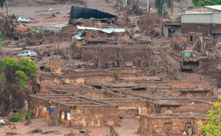 Área afetada pelo rompimento de barragem no distrito de Bento Rodrigues, zona rural de Mariana