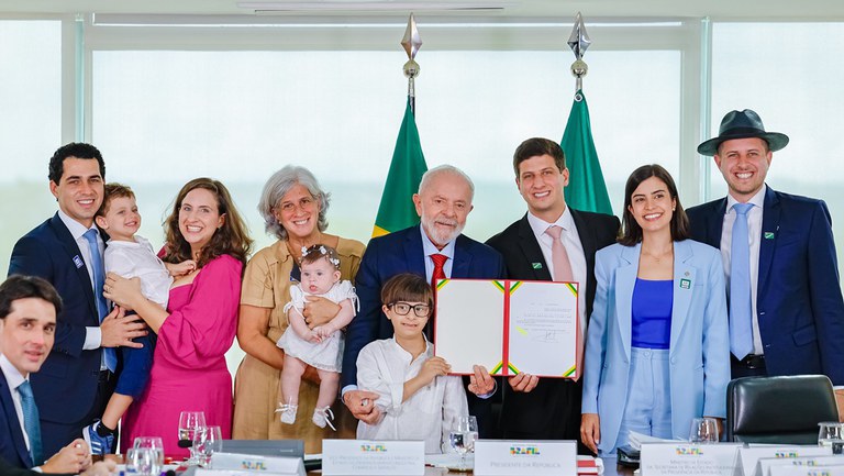 Eduardo Campos Herói da Pátria presidente Lula ao lado de familiares de Eduardo Campos durante a sanção do projeto de lei no Palácio do Planalto