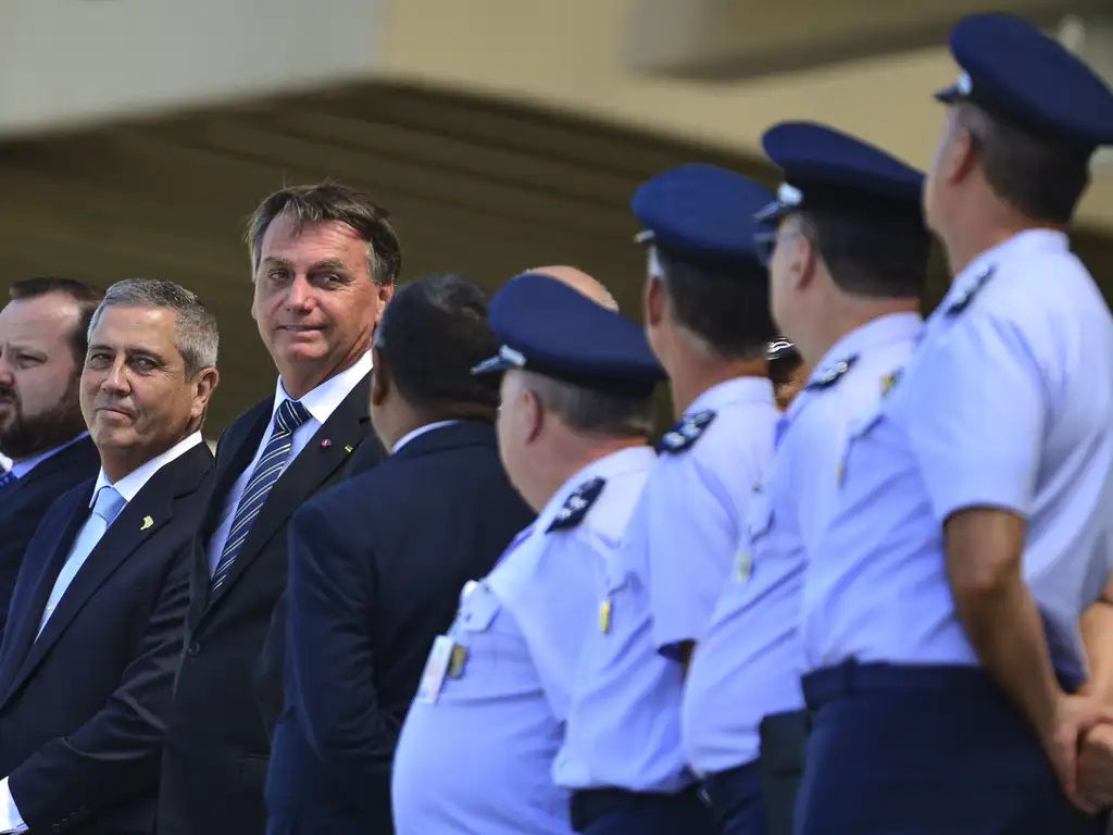 Jair Bolsonaro e Braga Netto: desde o início da República, política e Forças Armadas andam juntas Foto: Marcelo Camargo/ABr