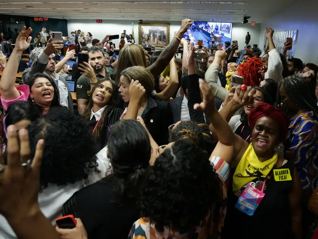 Manifestantes contra a PEC que quer acabar com o aborto legal protestaram durante a sessão da CCJ Foto: Lula Marques/Agência Brasil