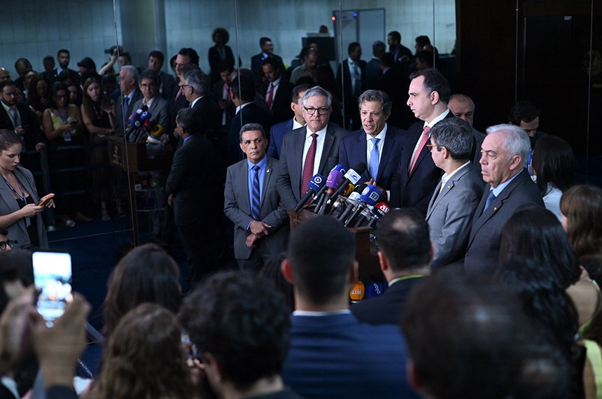 Após reunião no Senado, presidente da casa, Rodrigo Pacheco, concedeu entrevista coletiva juntamente com Haddad, Padilha e lideranças partidárias corte de gastos