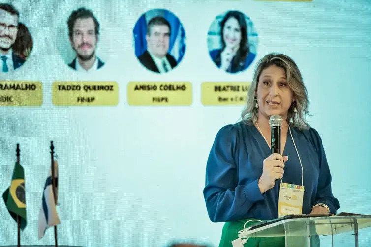 pesquisadora e professora Beatriz Luz, presidente do Instituto Brasileiro de Economia Circular paredes eólicas e painéis solares