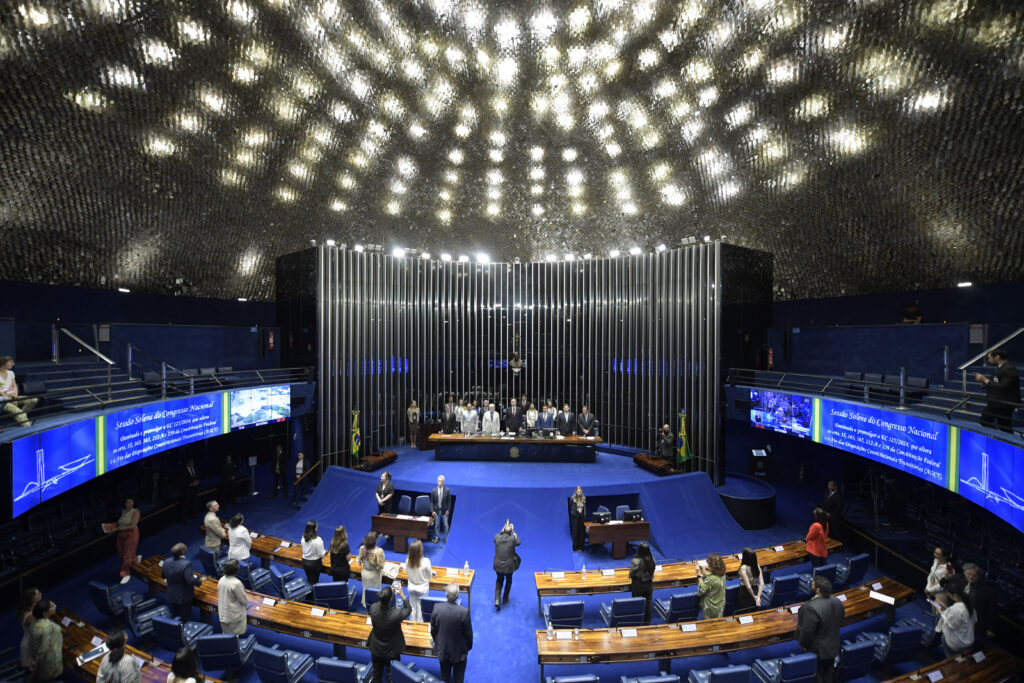 Congresso promulga emenda à Constituição para cortar gastos do governo