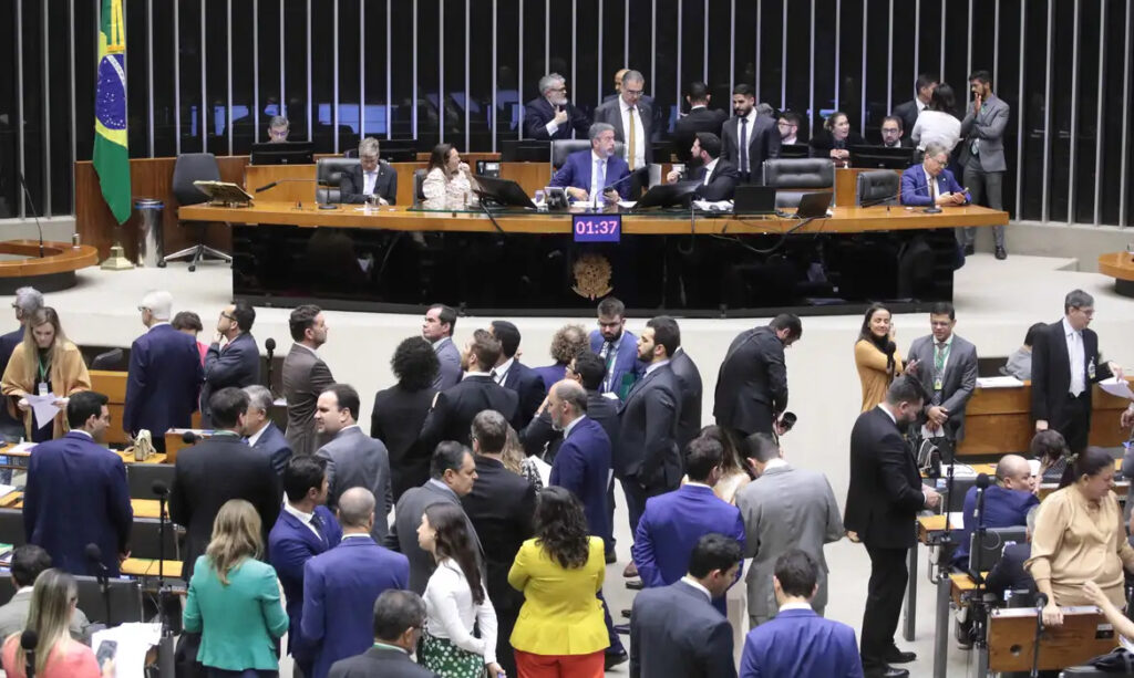 Câmara dos Deputados pacote de corte de gastos salário mínimo BPC