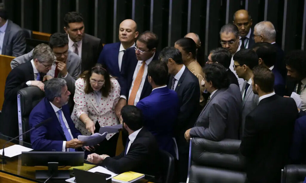 PEC de corte de gastos é aprovada em dois turnos na Câmara dos Deputados