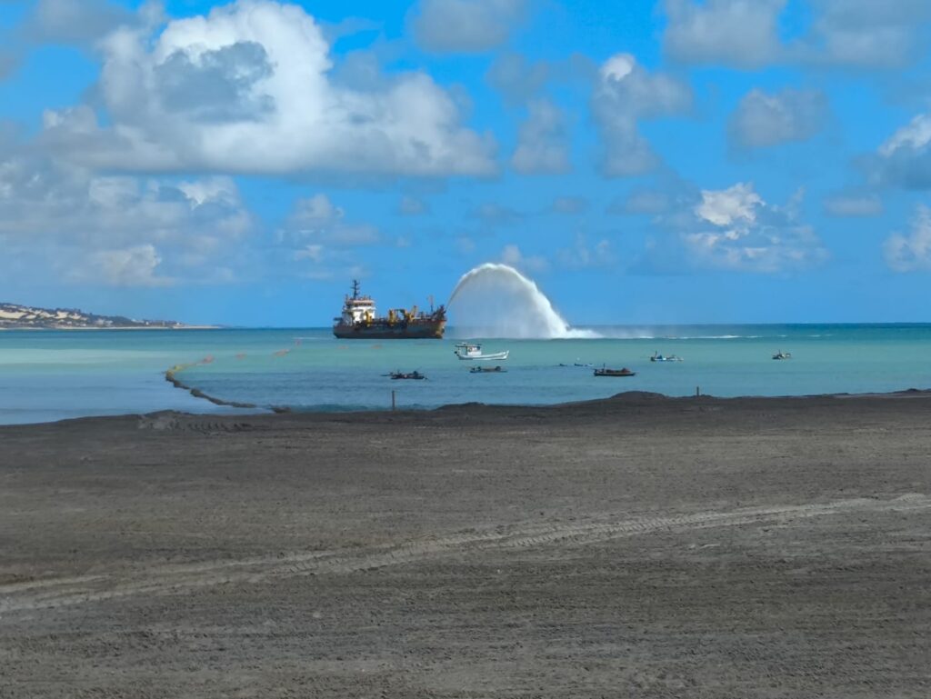 Natal praia de Ponta Negra engorda faixa de areia