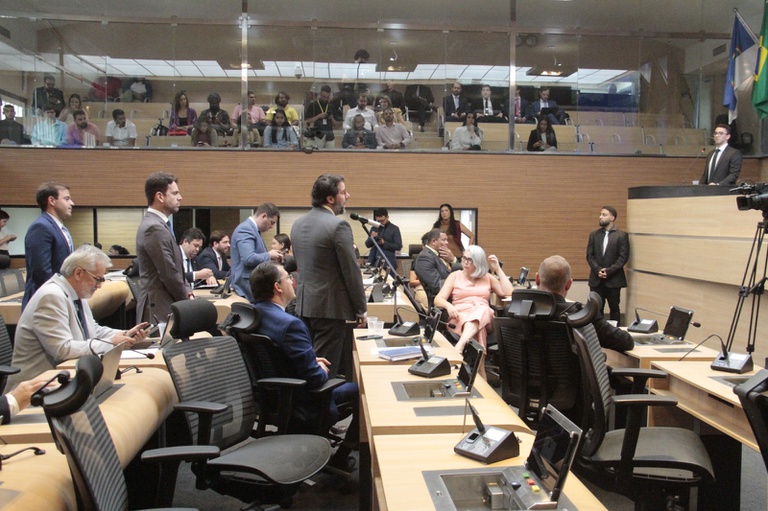 Vereadores de oposição apresentaram o cartão de visita durante a primeira sessão extraordinária Foto: Divulgação