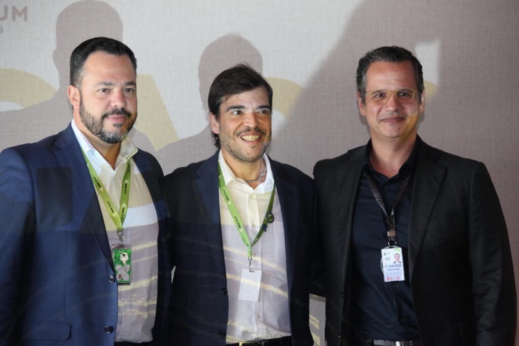 O diretor do Aeroporto Internacional do Recife (E), Diego Moretti; diretor de Relações Institucionais, Comunicação e ESG da Aena, Marcelo Bento; Head de Marketing e Novos Negócios - W Group, Felipe Storni.